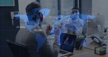 Ofiste tartışan yüz maskesi takan iki farklı erkek ofis arkadaşının dünya haritası. İş verileri ve analitik kavramı