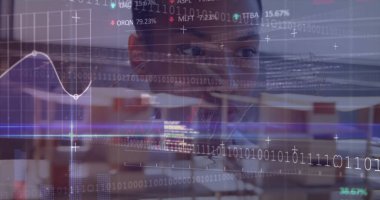 İkili kodlama ve veri işleme imajı. Ofisteki iki ırklı iş kadını üzerinde. İş, finans, veri işleme ve dijital olarak oluşturulan ağ konsepti.