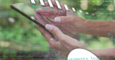 Akıllı telefon kullanan beyaz bir kadının elinde grafikler ve finansal veriler var. Küresel iş, finans, ekonomi, ağ ve teknoloji konsepti dijital olarak oluşturulmuş görüntü.