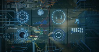 Kafkas kadın sunucu oda çalışanının veri işleme görüntüsü. Küresel bilim, bağlantılar, veri işleme ve dijital arayüz kavramı dijital olarak oluşturuldu.