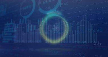 Çoklu grafikler, daireler yükleme ve alım satım tahtaları üzerinde aydınlatılmış dairelerin görüntüsü. Dijital olarak üretilen hologram, illüstrasyon, rapor, iş, şekil, ilerleme, büyüme ve borsa.