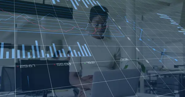 사무실에 노트북을 아프리카계 미국인 여성에 데이터와 그래프의 이미지 비즈니스 디지털 — 스톡 사진