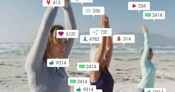Bilde Varslinger Sosiale Medier Kvinner Som Gjør Yoga Stranden Positive – stockfoto