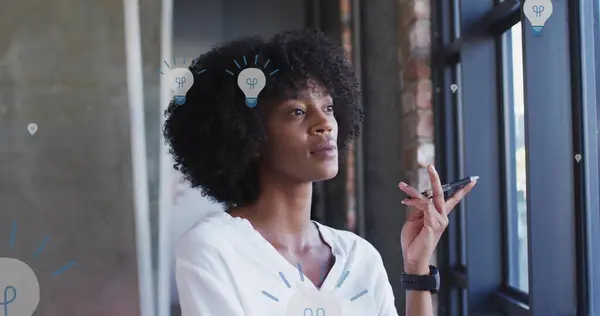 オフィスのアフリカ系アメリカ人の実業家に対する電球のアイコンのイメージ グローバルソーシャルメディア ネットワーク デジタルインターフェース データ処理コンセプトをデジタルで生成 — ストック写真