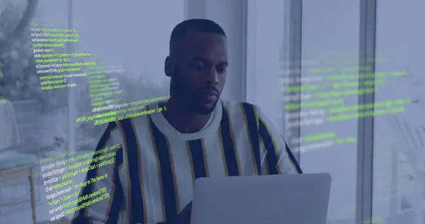 オフィスのアフリカ系アメリカ人のビジネスマンに対するデータ処理のイメージ グローバルビジネス コネクション デジタルインターフェース コンピューティング データ処理コンセプト デジタル生成イメージ — ストック写真