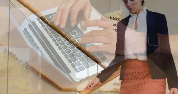 Imagem Mãos Usando Laptop Sobre Empresária Descendo Escadas Local Trabalho — Fotografia de Stock