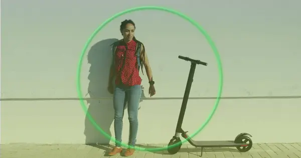 Neonově Zelený Kruh Proti Africké Američance Elektrickým Skútrem Stojící Ulici — Stock fotografie