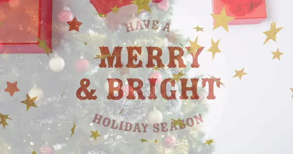 这张照片显示了一棵白色背景上装饰着灌木的圣诞树 这张照片显示了在流星坠落时快乐而明亮的文字 在圣诞节时呈现出来 — 图库照片