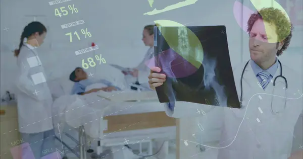 Image Interface Infographique Sur Médecin Caucasien Examinant Radiographie Patient Composite — Photo