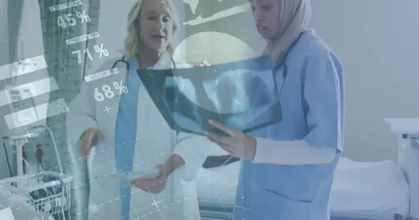 Image Interface Infographique Divers Médecins Féminins Discutant Des Rapports Patients — Photo