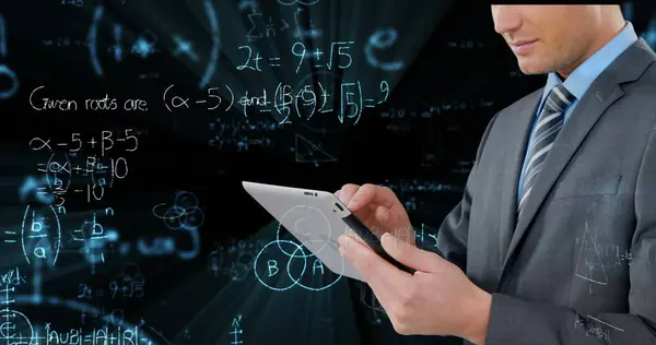 Tablet Kullanarak Adamının Üzerinde Veri Işleme Matematiksel Denklemlerin Görüntüsü Küresel — Stok fotoğraf