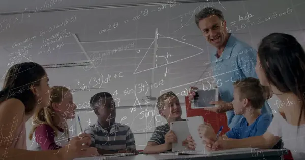 Imagem Equações Matemáticas Sobre Aprendizagem Escolar Conceito Educação Global Tecnologia — Fotografia de Stock