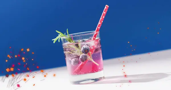 Afbeelding Van Confetti Vallen Cocktail Blauwe Achtergrond Feest Drink Amusements — Stockfoto