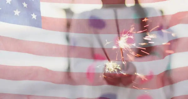 海辺でカップケーキを抱えているアメリカ合衆国の国旗のイメージ アメリカの愛国心 多様性 伝統的な概念がデジタルで生み出されたイメージ — ストック写真