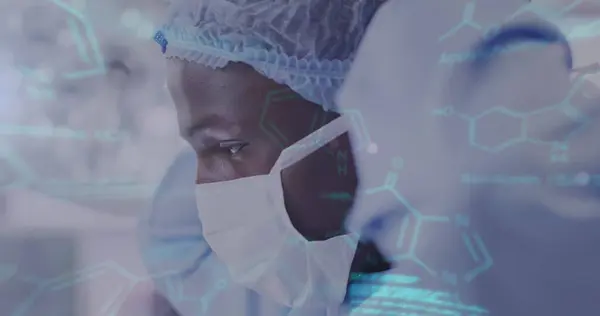 Kuva Lääketieteellisestä Tietojenkäsittelystä Afrikkalaisella Amerikkalaisella Mieskirurgilla Kasvonaamiossa Lääketieteen Terveydenhuollon Palvelukonsepti — kuvapankkivalokuva
