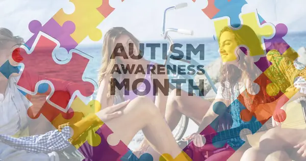 Kuva Värikkäistä Palapelin Palasista Autismin Tekstistä Iloisten Ystävien Yli Kesärantabileissä — kuvapankkivalokuva