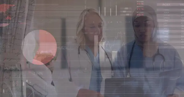 Kuva Tietojenkäsittelystä Yli Eri Lääkärit Puhuvat Globaali Lääketiede Digitaalinen Käyttöliittymä — kuvapankkivalokuva
