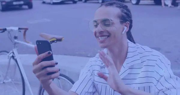 Obraz Plam Świetlnych Nad Szczęśliwym Dwurasowym Człowiekiem Pomocą Smartfona Narodowy — Zdjęcie stockowe