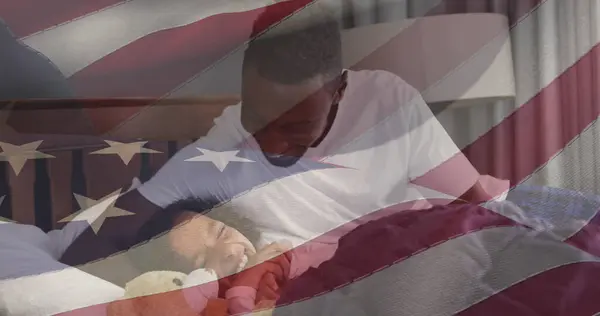 Kuva Usa Lipusta Heiluttamassa Afrikkalaista Isää Lukemassa Kirjaa Tyttärelle Amerikkalainen — kuvapankkivalokuva