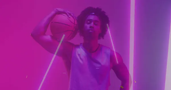 图片中的Confetti和Neon图案和Biracial篮球运动员 图像游戏和数字图像生成的通信概念 — 图库照片