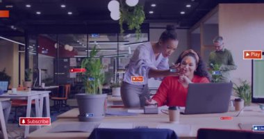 Sosyal medya simgelerinin, çeşitli meslektaşların ofiste çalışmaları tartışması üzerine metinleri olan animasyonları. Küresel sosyal medya, iş ve dijital arayüz kavramı dijital olarak oluşturulmuş video.