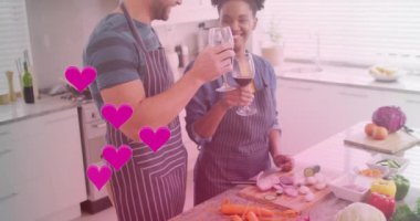 Birlikte yemek pişiren ve evde şarap içen farklı çiftler üzerine kalp animasyonu. Yaşam tarzı, ilişkiler, birliktelik ve ev hayatı konsepti dijital olarak oluşturulmuş video.