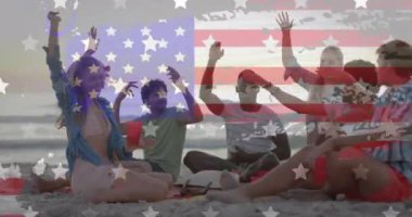 Amerikan bayrağının animasyonu ve dokusunun neşeli arkadaşlarla dans etmesi, güneşli sahilde oturması. Amerika, yaz, tatiller, arkadaşlık, eğlence, kutlama ve vatanseverlik, dijital olarak üretilen video.