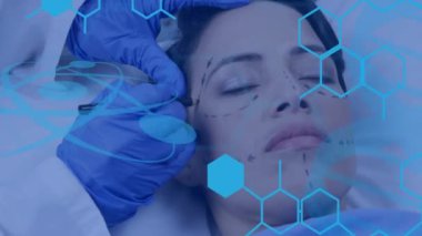 Cerrahın hastayı ameliyata hazırlaması üzerine kimyasal formülün animasyonu. Tıp ve dijital arayüz kavramı dijital olarak oluşturulmuş video.