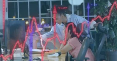 Ofisteki çeşitli iş kadınları üzerinde finansal veri işleme animasyonu. Küresel finans, iş, bağlantılar, hesaplama ve veri işleme kavramı dijital olarak oluşturulmuş video.