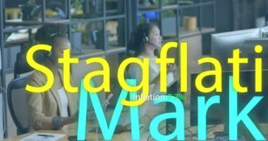 Ofisteki çeşitli iş kadınları üzerinde finansal veri işleme animasyonu. Küresel finans, iş, bağlantılar, hesaplama ve veri işleme kavramı dijital olarak oluşturulmuş video.