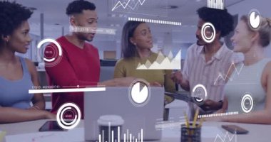 Muhtelif meslektaşların ofiste toplanması üzerine finansal veri işleme animasyonu. Küresel iş, finans, bilgisayar ve dijital arayüz kavramı dijital olarak oluşturulmuş video.