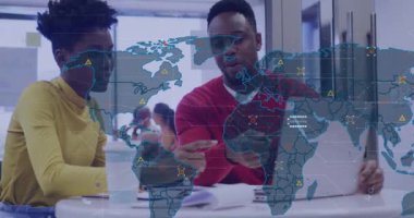 Ofisteki dizüstü bilgisayarını kullanarak çeşitli meslektaşlarının veri işleme süreciyle dünya haritasının animasyonu. Küresel finansman, iş ve dijital arayüz kavramı dijital olarak oluşturulmuş video.