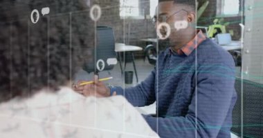 Muhtelif meslekdaşlar ofiste iş tartışırken ai sohbetinin animasyonu. İş, teknoloji ve dijital arayüz kavramı dijital olarak oluşturuldu.