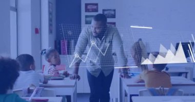 Veri işleme ve diyagramlarının animasyonu. Sınıfta öğrencileri olan çeşitli erkek öğretmenler üzerinde. Teknoloji, eğitim ve dijital arayüz kavramı dijital olarak oluşturulmuş video.