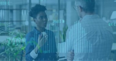 Ofiste konuşan çeşitli meslektaşların diyagramlarının ve veri işlemelerinin animasyonu. Teknoloji, iş ve dijital arayüz kavramı dijital olarak oluşturulmuş video.