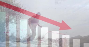 Dağlarda yürüyüş yapan beyaz bir adamın finansal verilerini işleme animasyonu. Küresel seyahat, finans, hesaplama ve dijital arayüz kavramı dijital olarak oluşturulmuş video.
