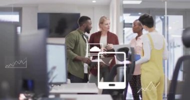 Çeşitli meslektaşların ofiste toplanması üzerine simgelerle finansal veri işleme animasyonu. Küresel finansman, iş ve dijital arayüz kavramı dijital olarak oluşturulmuş video.