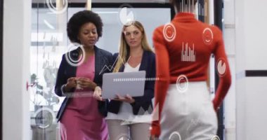 Ofisteki çeşitli iş adamları üzerinde finansal veri işleme animasyonu. Küresel finans, iş, bağlantılar, hesaplama ve veri işleme kavramı dijital olarak oluşturulmuş video.