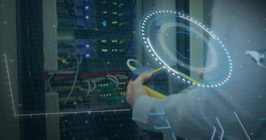 Bilgisayar sunucusu üzerinden dijital veri işleme animasyonu. Dijital olarak oluşturulmuş küresel bağlantılar, hesaplama ve veri işleme kavramı.