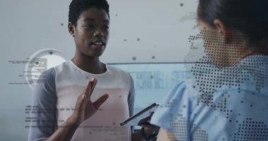 Veri işleme ve küreyle ilgili animasyonlar ofiste iş tartışan çeşitli bayan meslektaşlar üzerinde. İş, teknoloji ve dijital arayüz kavramı dijital olarak oluşturuldu.