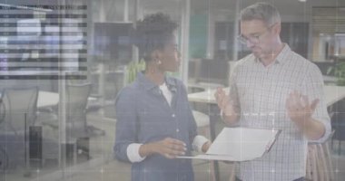 Veri işleme ve diyagramlarının animasyonu ofiste iş tartışan çeşitli meslektaşlar üzerine. Küresel iş ve dijital arayüz kavramı dijital olarak oluşturulmuş video.