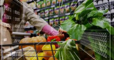 Alışveriş arabasında sebzeli beyaz kadın hakkında veri işleme animasyonu. Bağlantı, yemek, beslenme, sağlıklı yaşam tarzı, dijital arayüz ve iletişim, dijital olarak oluşturulmuş video.
