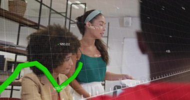 Muhtelif meslektaşların ofiste toplanması üzerine finansal veri işleme animasyonu. Küresel finansman, iş ve dijital arayüz kavramı dijital olarak oluşturulmuş video.