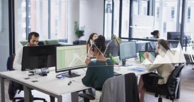 Ofisteki telefon kulaklıkları kullanılarak çeşitli meslektaşlar üzerinde şema ve veri işleme animasyonları. Teknoloji, iş ve dijital arayüz kavramı dijital olarak oluşturulmuş video.