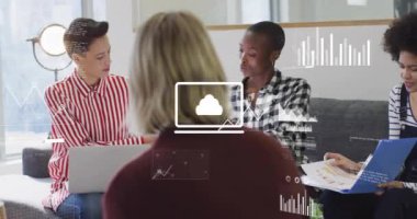 Muhtelif meslekdaşların ofiste çalışmalarını tartışan şemalar ve veri işleme animasyonları. Teknoloji, iş ve dijital arayüz kavramı dijital olarak oluşturulmuş video.