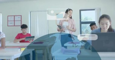 Okuldaki çeşitli öğrencilerin ai veri işleme animasyonları. Yapay zeka, eğitim, bağlantılar, hesaplama ve veri işleme kavramı dijital olarak oluşturuldu.