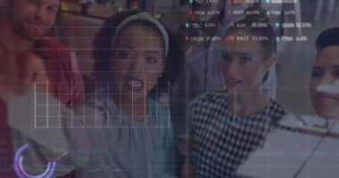 Veri işleme ve diyagramlarının animasyonu ofiste iş tartışan çeşitli meslektaşlar üzerine. Küresel iş ve dijital arayüz kavramı dijital olarak oluşturulmuş video.