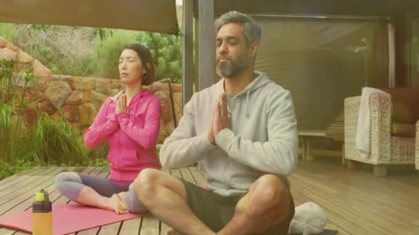 Animación Puntos Luz Sobre Diversas Parejas Haciendo Yoga Meditando Terraza — Vídeos de Stock