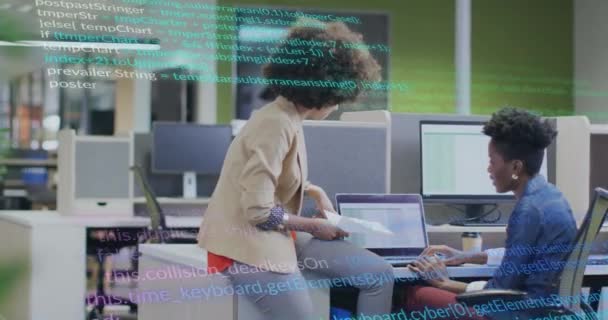 オフィスでの作業を議論する多様な女性の同僚を超えたデータ処理のアニメーション ビジネス テクノロジー デジタルインターフェースのコンセプトデジタル生成ビデオ — ストック動画