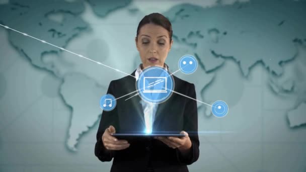 Animacja Sieci Połączeń Ikonami Nad Nieformalną Kaukaską Bizneswoman Korzystającą Tabletu — Wideo stockowe